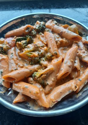 પીંક સોસ પાસ્તા (Pink Sauce Pasta Recipe In Gujarati) રેસીપી મુખ્ય ફોટો