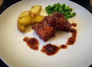 Foto principal de Secreto de cerdo a la cerveza negra con frutos rojos
