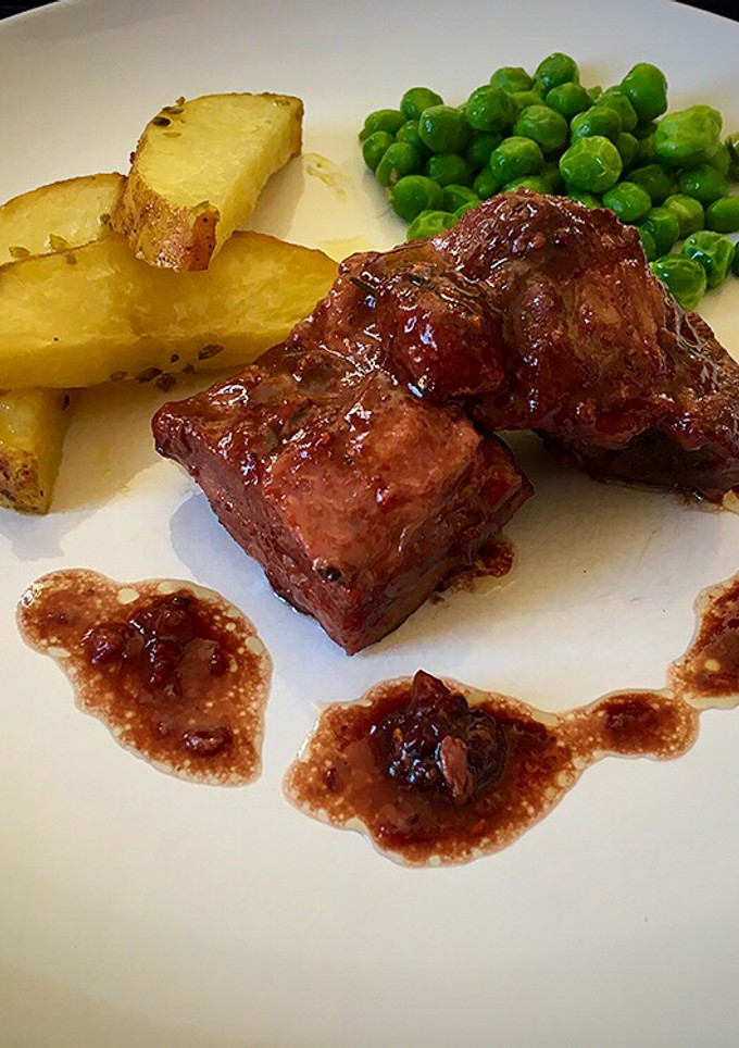Una foto de Secreto de cerdo a la cerveza negra con frutos rojos