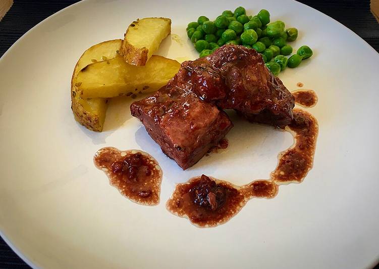Secreto de cerdo a la cerveza negra con frutos rojos