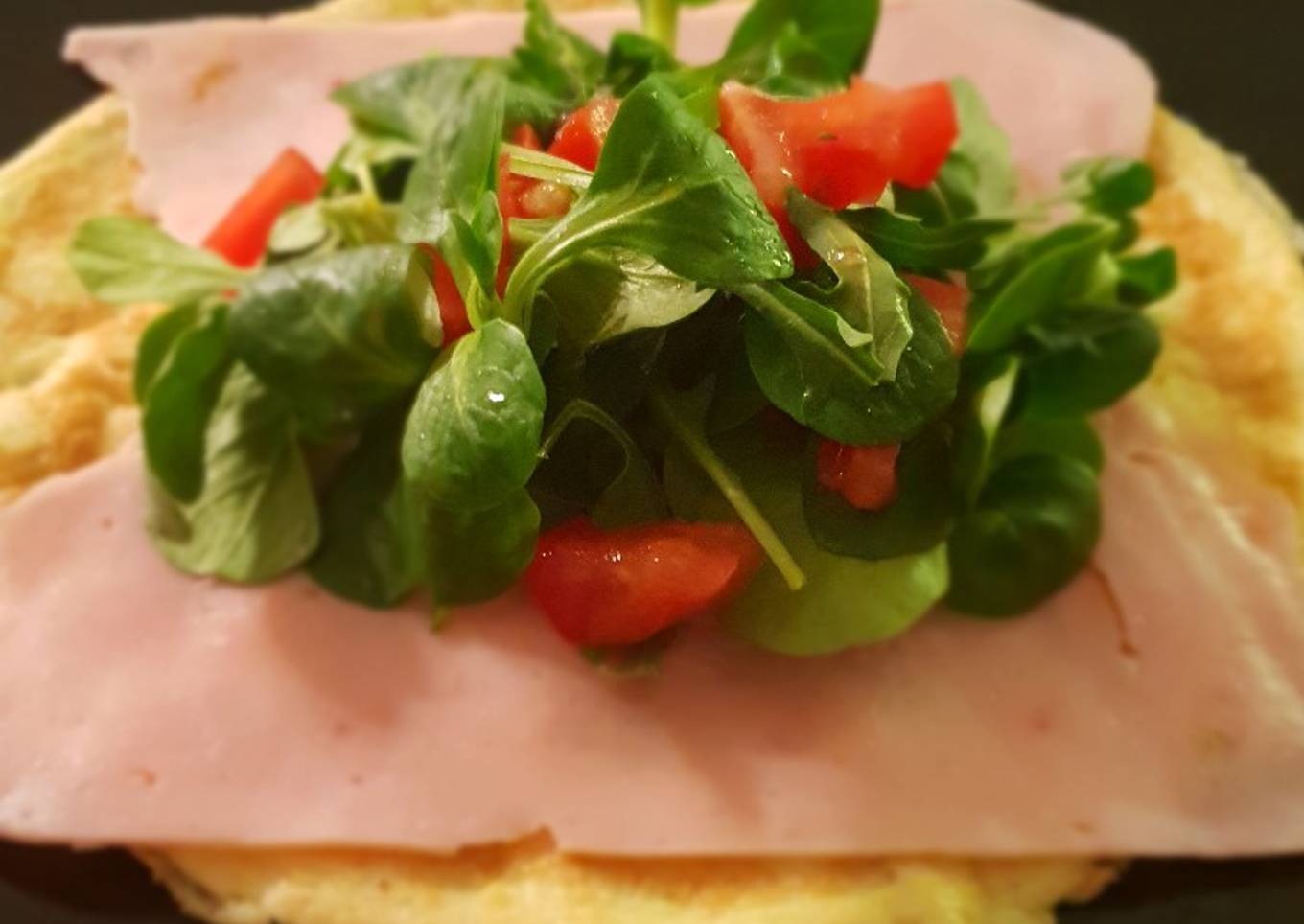 Tortita de tortilla con pavo y ensalada