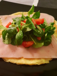 Una foto de Tortita de tortilla con pavo y ensalada