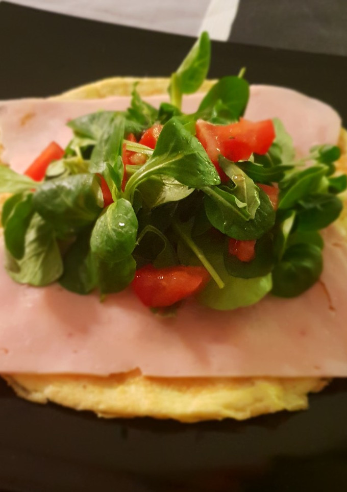 Una foto de Tortita de tortilla con pavo y ensalada