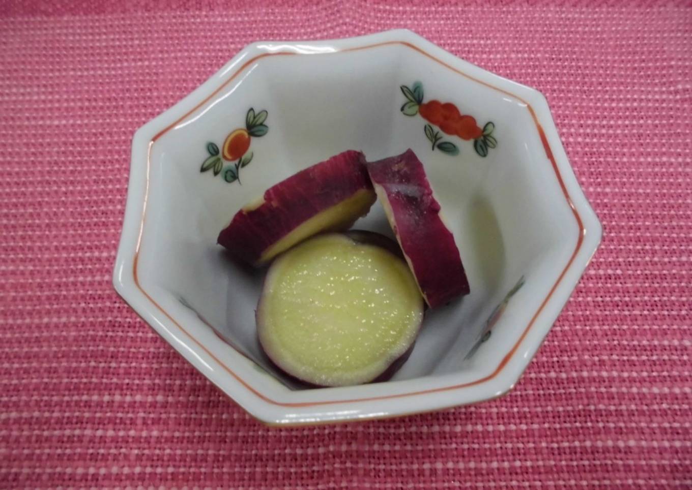 Simmered sweet potato with yuzu tea<br />Yuzu is a small citrus fruit