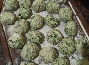 Una foto de Malfatti de Espinaca y Ricota 👩‍🍳🥬🍚 con salsa de champiñón