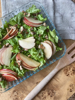 Una foto de Ensalada de lechuga y manzana
