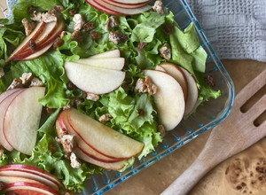 Una foto de Ensalada de lechuga y manzana