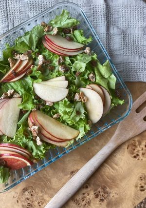 Una foto de Ensalada de lechuga y manzana