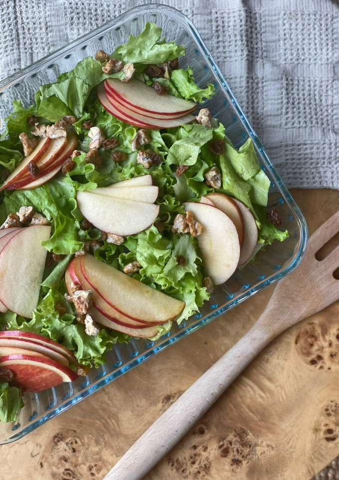 Una foto de Ensalada de lechuga y manzana