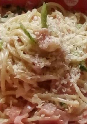Una foto de Pasta Alfredo y cilantro