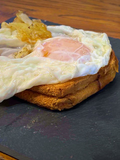 Una foto de Brioche con ibérico, queso y huevo frito