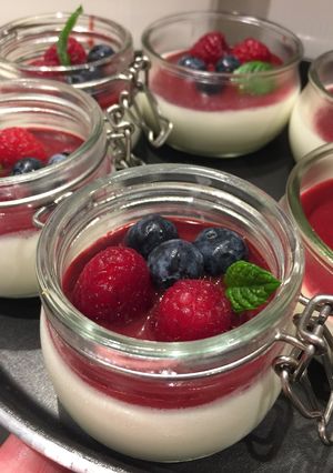 Foto di Panna cotta con frutti di bosco