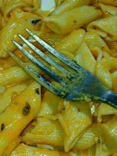 Una foto de Fideos con salsa rosa