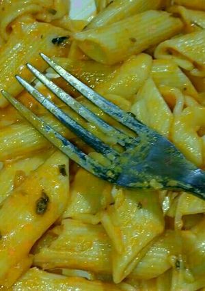 Una foto de Fideos con salsa rosa