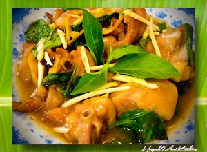 Hình của món Gà Kho Gừng Với Nước Dừa Tươi, Húng Quế.