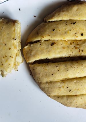 ચીઝી ગાર્લિક બ્રેડ (Cheesy Garlic Bread Recipe In Gujarati) રેસીપી મુખ્ય ફોટો