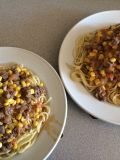Una foto de Tallarines con salsa fácil