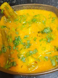 સરગવા ની શીંગ અને બટાકા નું શાક (Saragva Shing Bataka Shak Recipe In Gujarati) રેસીપી મુખ્ય ફોટો