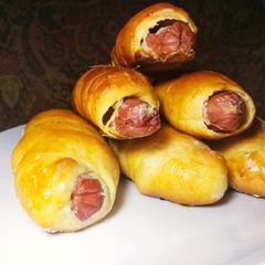 A picture of Hotdog buns.