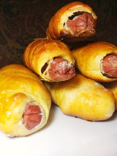 A picture of Hotdog buns.