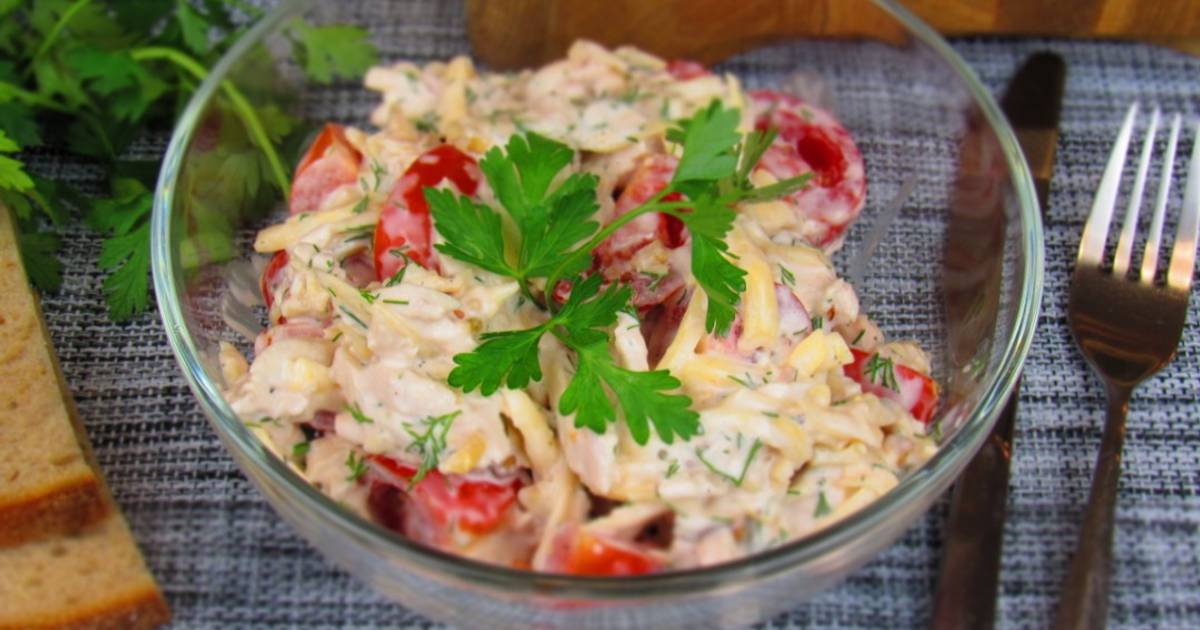 Салат курица помидоры грецкий орех. Салат с копченой курицей и помидорами. салат с помидорами и грибами. салат помидоры и грецкий орех. салат с курицей томатами и сметаной.