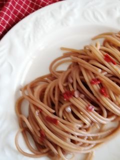 A picture of Spaghetti Aglio e Olio Risottati with Red Wine.
