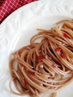 A picture of Spaghetti Aglio e Olio with Red Wine.