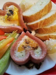 Tükörtojás virsli szivecskében ❤ recept fotója