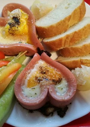 Tükörtojás virsli szivecskében ❤ recept fotója