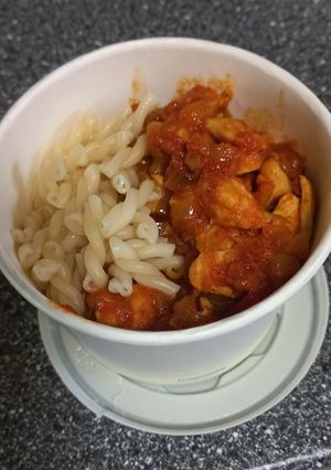 Fűszeres csirkemellragu street-food módon tálalva recept fotója