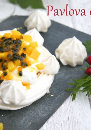 Une photo de Pavlova exotique (sans gluten, sans lactose, option sans oeuf)