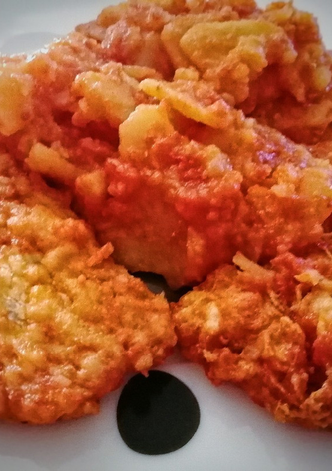 Una foto de Bacalao con tomate y patatas