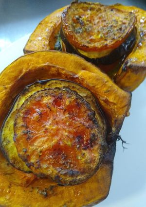 Una foto de Zapallo al horno relleno con milhojas de verduras