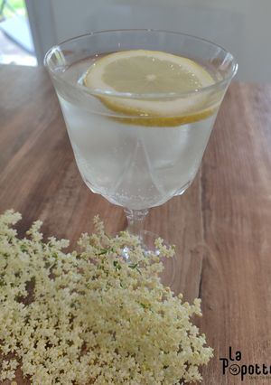 Une photo de Cocktail Hugo ou Spritz blanc