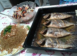 صورة لوصفة 🐟 سمك 🐟 مشوي بالفرن 🐟 (دنيس) وأرز 🍚 صيادية 🐟 مع السلطة 🥗