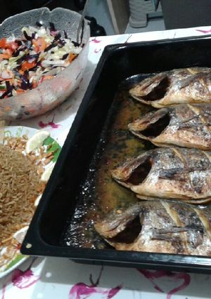 صورة لوصفة 🐟 سمك 🐟 مشوي بالفرن 🐟 (دنيس) وأرز 🍚 صيادية 🐟 مع السلطة 🥗