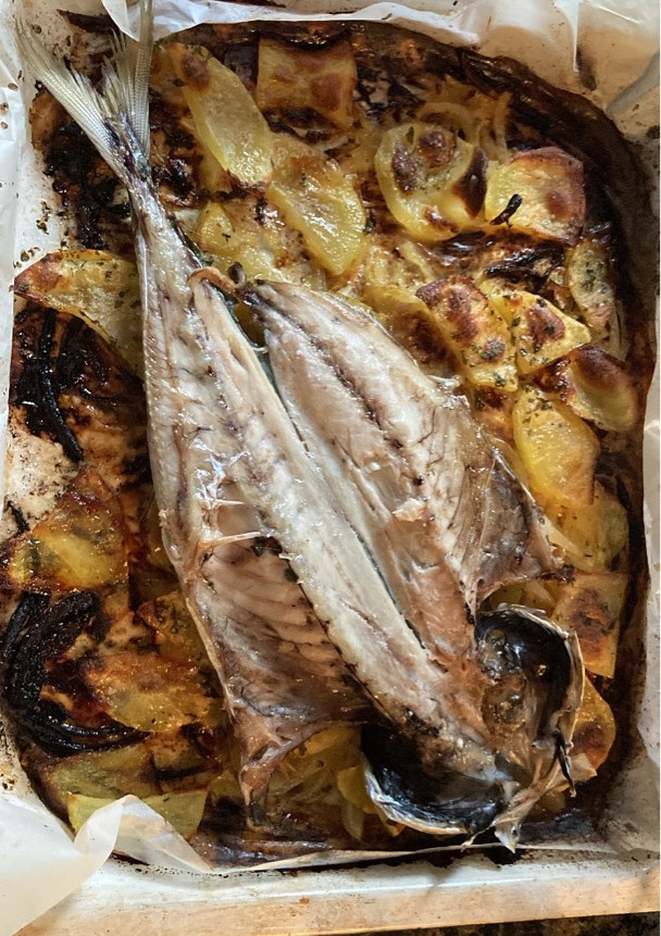 Una foto de Txitxarrito al horno en cama de patatas y cebolla