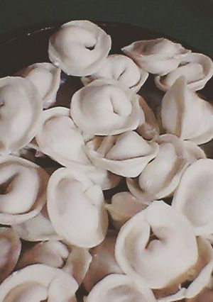 Una foto de Mini capeletis de jamon y ricota