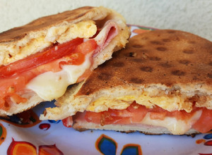 Una foto de Tostado en la Flip de jamón, queso, tomate y omelette