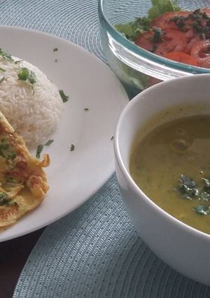 Una foto de Crema de verduras con torreja de brócoli