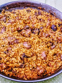 Una foto de Paella de conejo