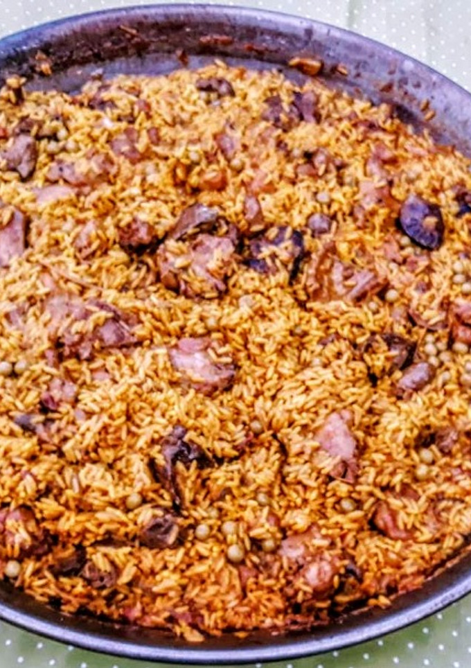 Una foto de Paella de conejo