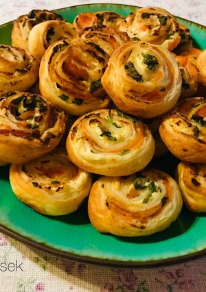 Medvehagymás, lazacos tekercs recept fotója