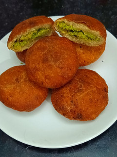 हरे मटर की कचौड़ी (Hare matar ki kachori recipe in hindi) रेसिपी मुख्य फोटो