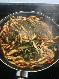 Una foto de Setas shitake con espinacas