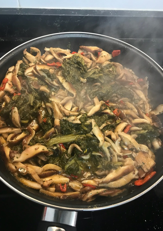 Una foto de Setas shitake con espinacas