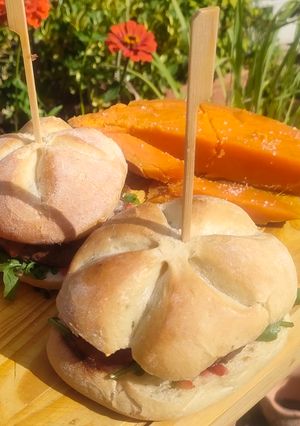 Una foto de Hamburguesa de Ternera con Manzana Caramelizada y Queso Mahonés