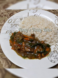 A picture of Shredded chicken curry sauce.