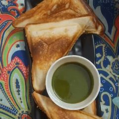 A picture of Aloo sandwich.