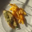 Filet crocante al horno con guarnición (papas bastón)